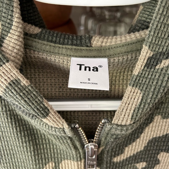 TNA Cropped camp waffle sweater - Picture 2 of 3